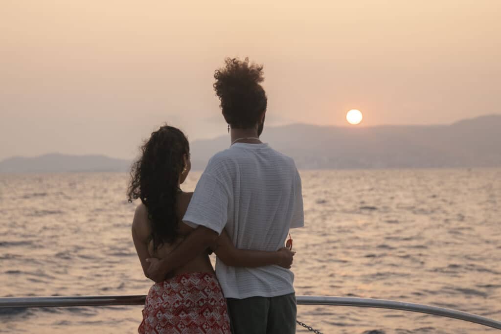 Una pareja disfrutando del tour sunset, un plan romántico perfecto en Mallorca