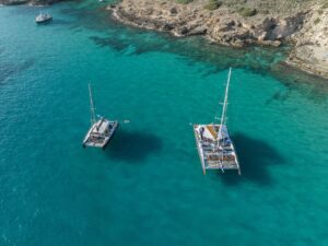 Vista aérea de un día de excursion en catamaran por mallorca con RedStar Tours