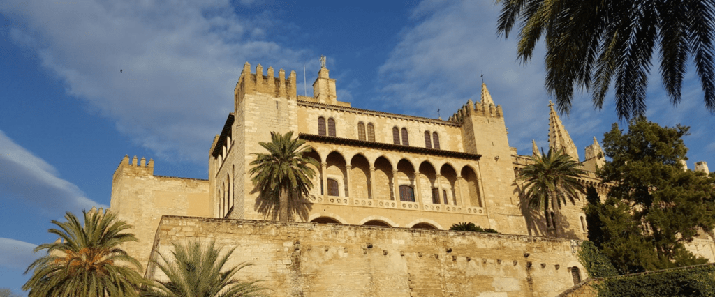 Vista del El Palacio Real de la Almudaina, otra cosa que hacer en Palma de Mallorca.