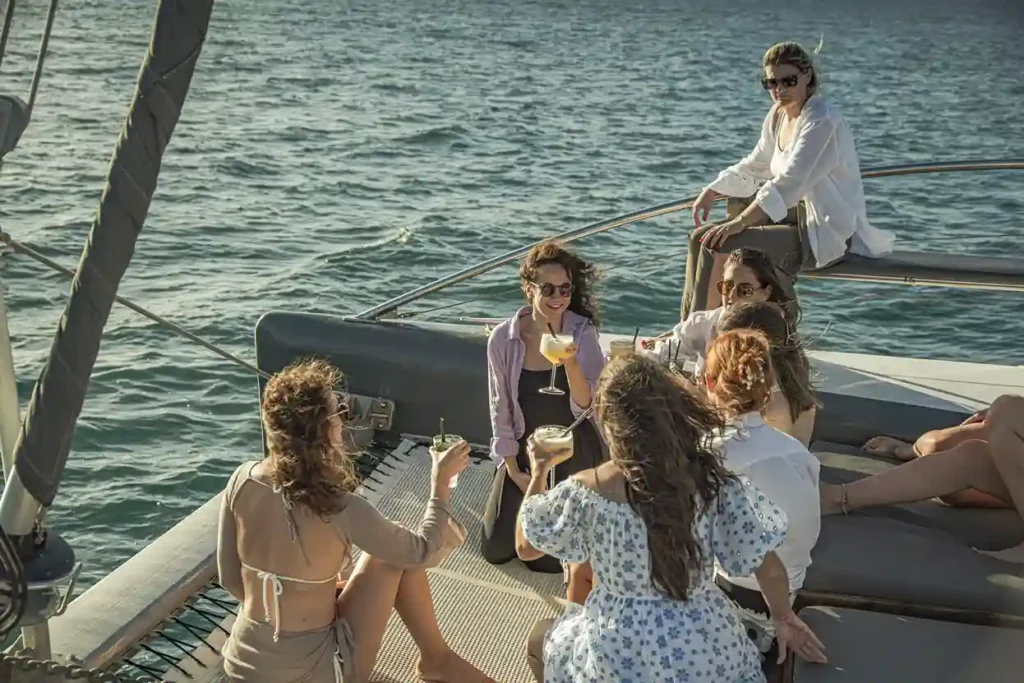 Grupo de amigas disfrutando de nuestra experiencia de atardecer en barco en Mallorca.