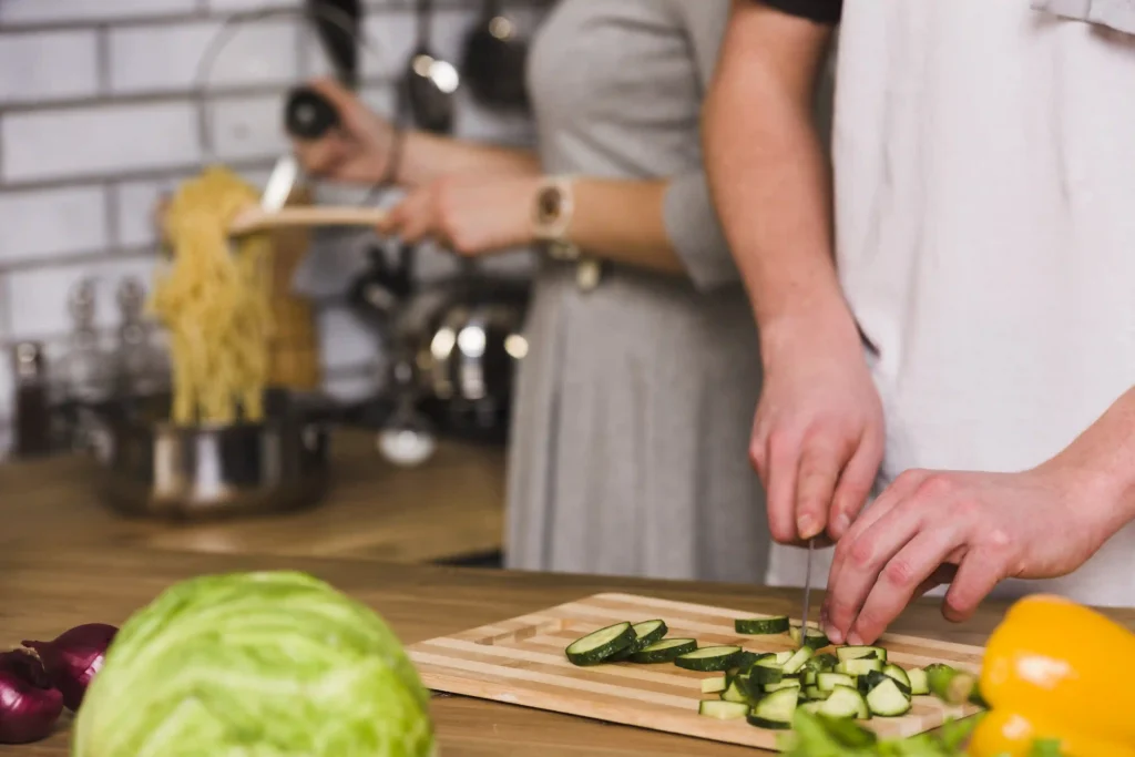 Participar de una clase de cocina mediterránea es un gran plan para los días lluviosos en Mallorca.