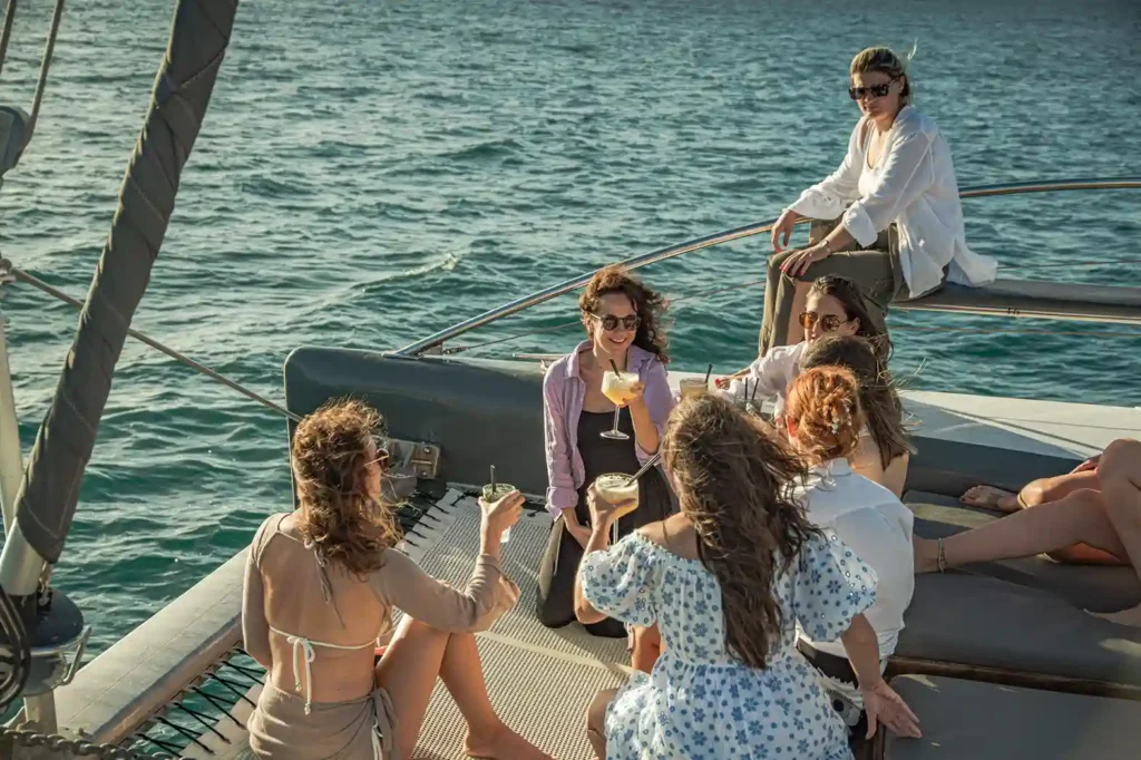 Esta podrías ser tú y tus amigas en la "experiencia sunset", una de las excursiones en barco en Mallorca más elegidas.