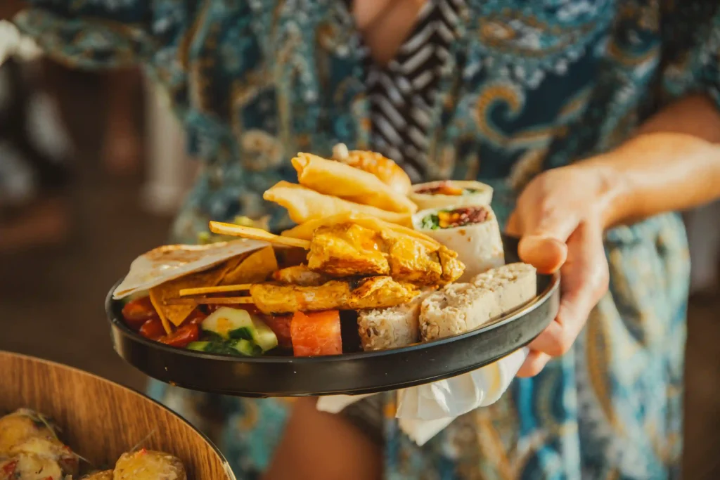 Muestra del delicioso catering que se sirve a bordo de nuestras excursiones en barco en Mallorca.