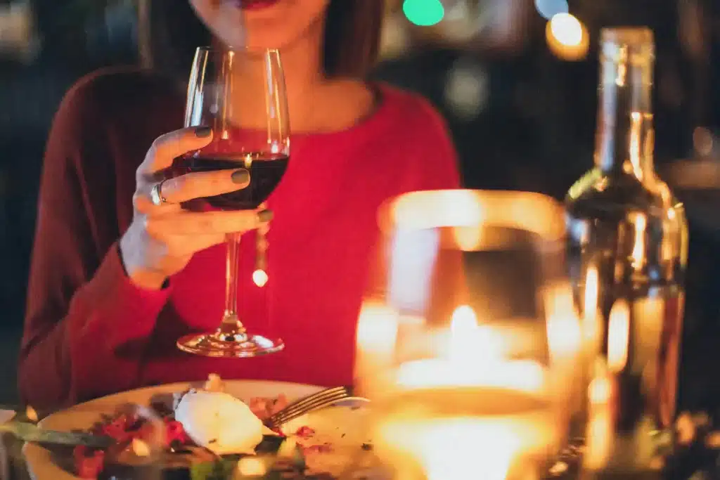 Un couple lors d'un dîner romantique à Majorque