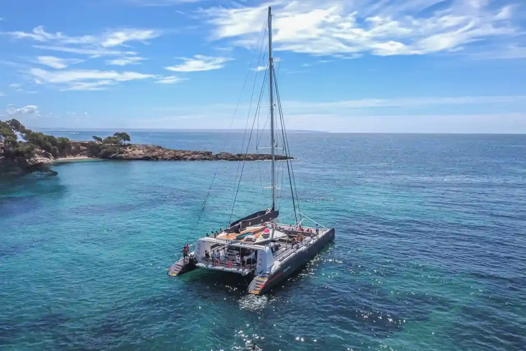 Uno de nuestros catamaranes en pleno paseo.