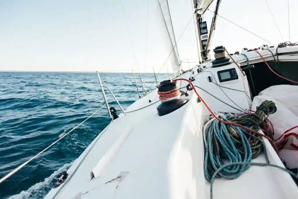 Esta es una vista perfecta desde el interior de un velero.