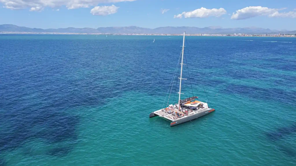 Si estás intentando decidirte entre catamarán o velero, esta imagen quizás te convenza.