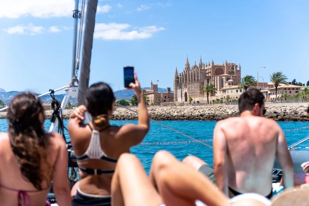 Wenn Sie sich nicht zwischen Katamaran und Yacht entscheiden können, könnte dieses angenehme Bild von Attractions Catamarans Sie überzeugen.