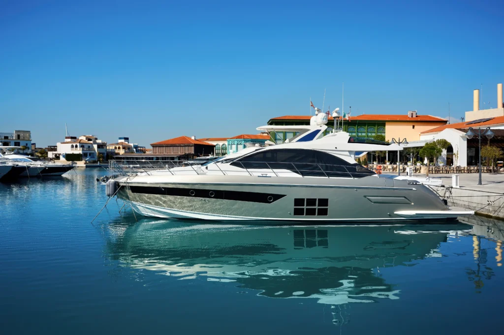 Auf diesem Bild ist der Unterschied zwischen einer Yacht und einem Katamaran deutlich zu erkennen.