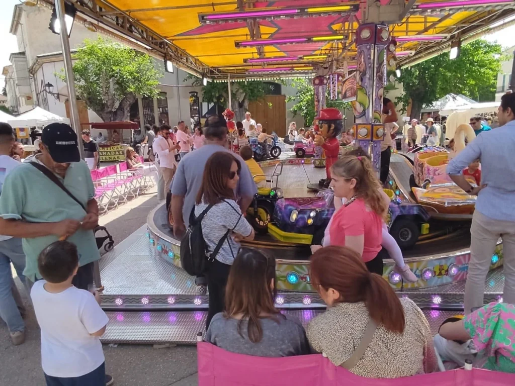 Familias en la Fira de Nadal de Sineu con un carrusel de coches, una actividad divertida para hacer en Mallorca en el Puente de Diciembre.