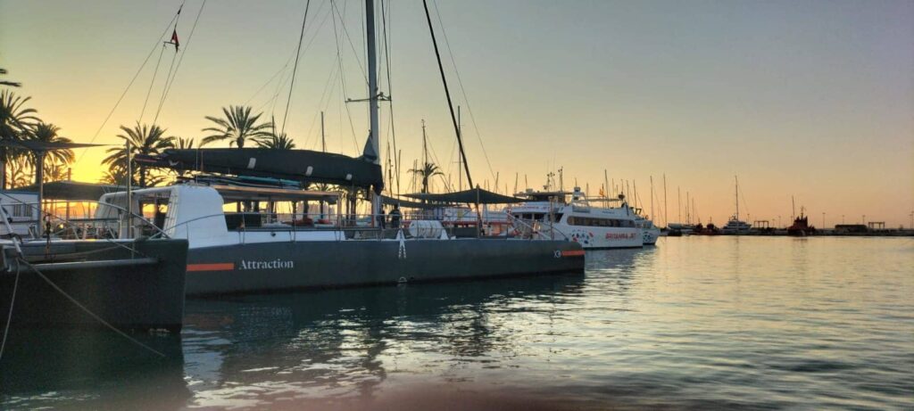 Imagen del catamarán Attraction amarrado en el purto, al terminar una salida Sunset.