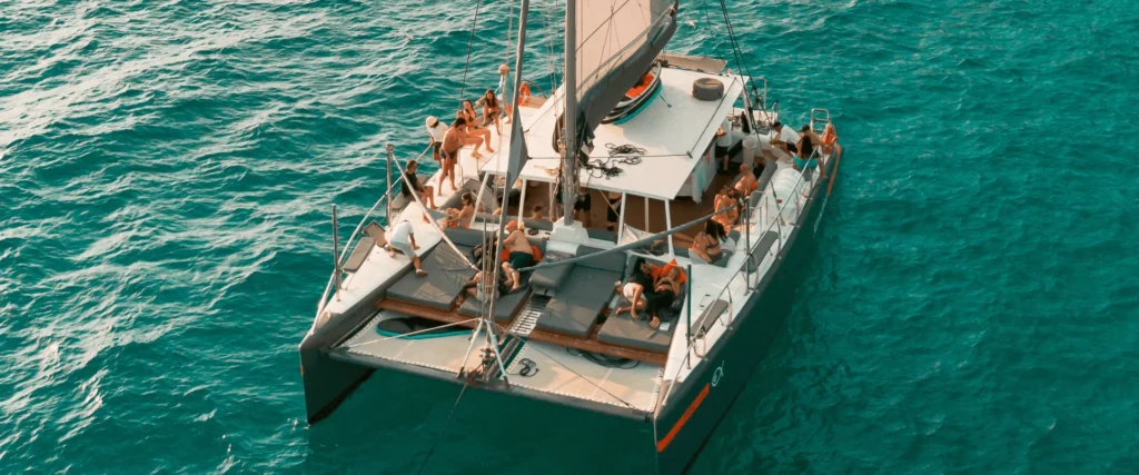 Katamaran von Attraction Catamarans auf Mallorca während einer Fahrt im Juni 2025.