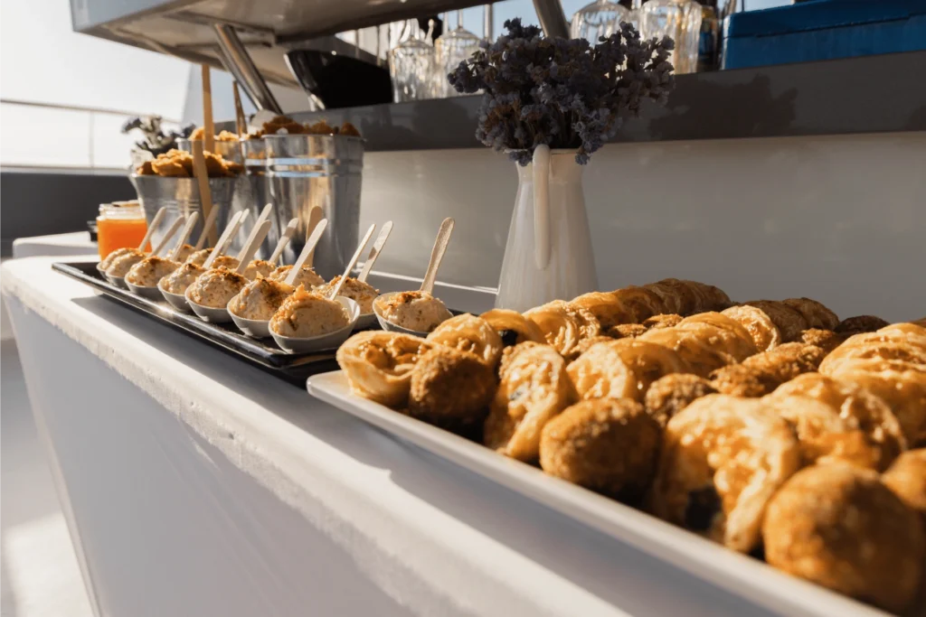 Blick auf einen Teil des Tisches mit den Gourmet-Spezialitäten, die auf den Touren von Attraction Catamarans serviert werden.